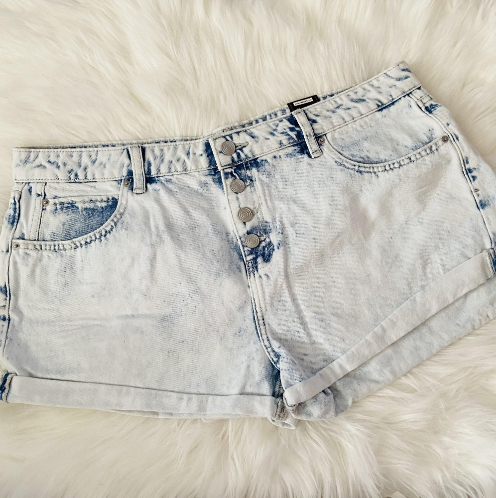 No Boundaries white wash shorts